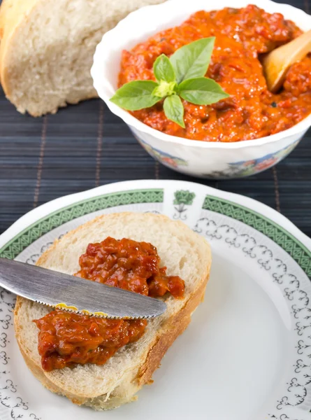 Scheibe Brot mit Chutney beschmiert — Stockfoto