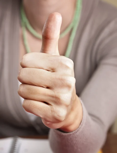 Frau gibt Daumen hoch — Stockfoto