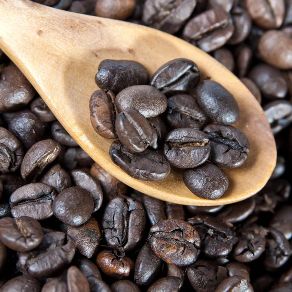 Kaffebönor med träslev närbild — Stockfoto