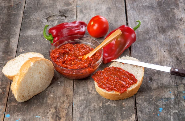 Fatia de pão untada com chutney — Fotografia de Stock