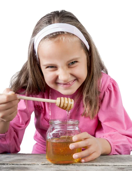 Close up ritratto di divertente bella bambina mangiare miele — Foto Stock