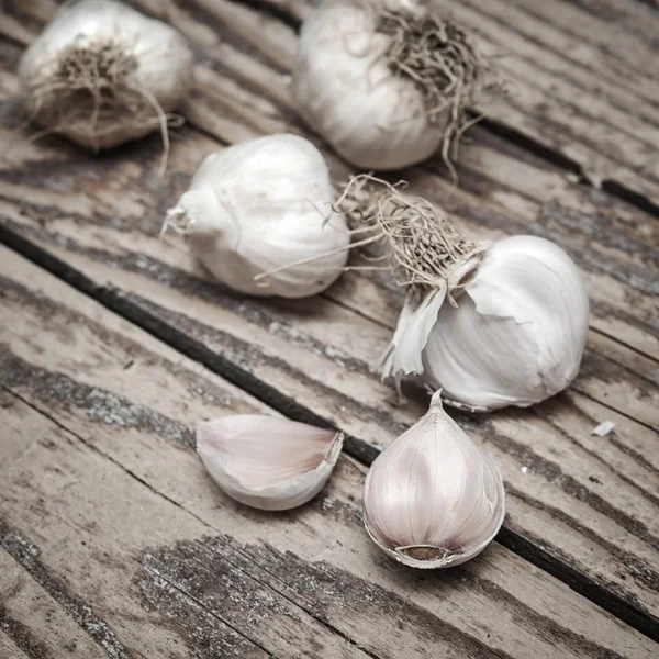 Garlics on old wood — Stock Photo, Image