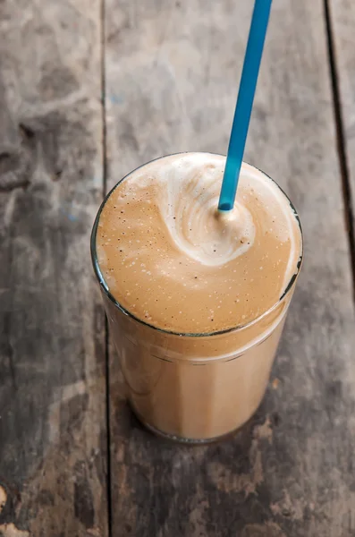 Frappe frío bebida en una mesa de madera — Foto de Stock