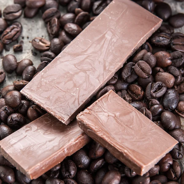 Ruwe koffiebonen en chocolade — Stockfoto