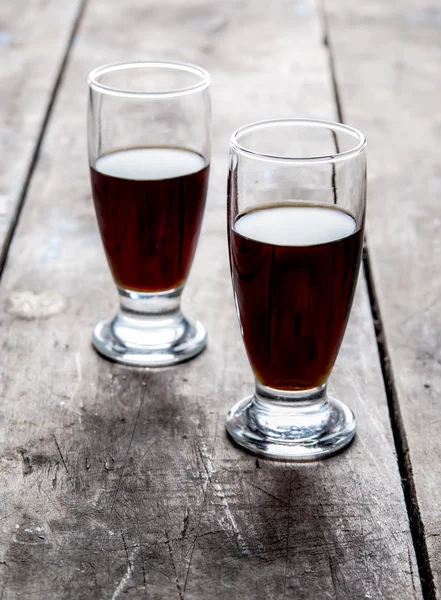 Shots van alcohol op houten tafel — Stockfoto