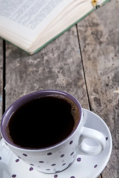 Xícara de café em uma mesa de madeira — Fotografia de Stock