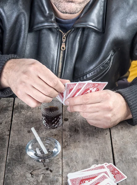 Jugador de poker mirando su mano —  Fotos de Stock