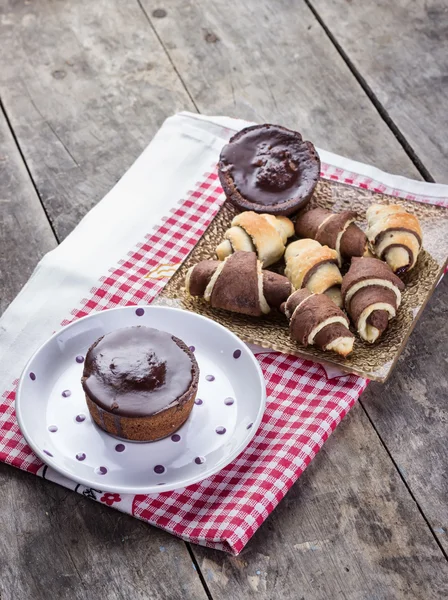 Cupcakes na velha mesa de madeira — Fotografia de Stock