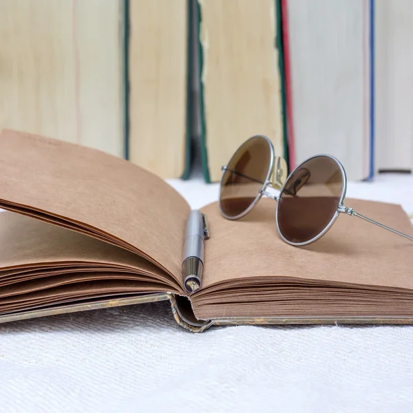 Livros na mesa — Fotografia de Stock