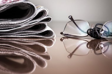 gazete & gözlük yığını