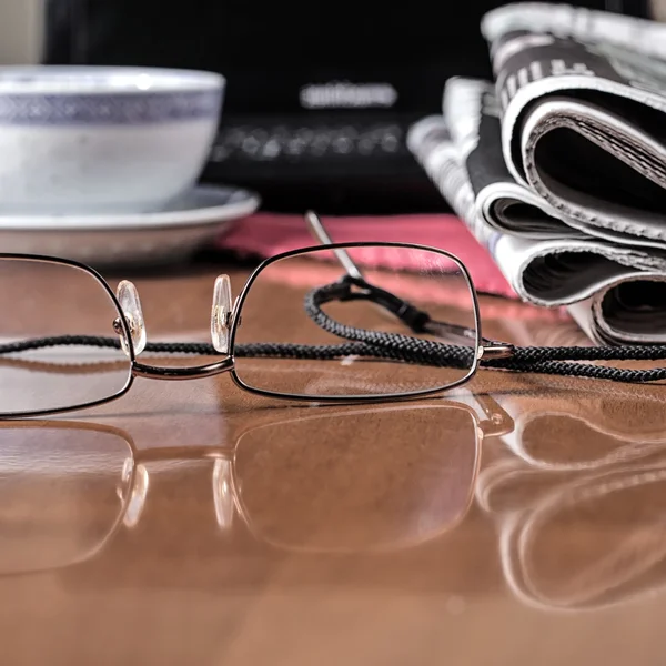 Hromada novin & brýle — Stock fotografie