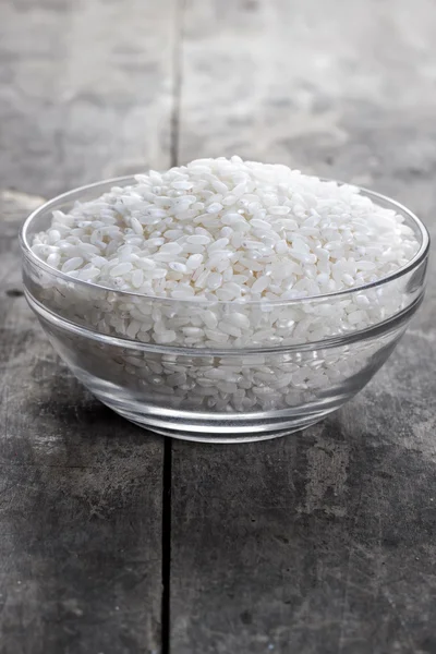 Рис в стеклянной миске — стоковое фото