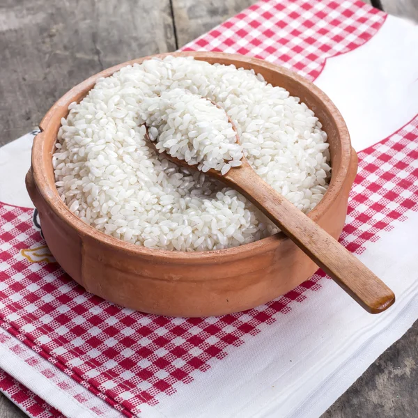 Arroz en cuchara de madera —  Fotos de Stock