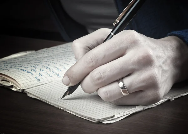 Frau schreibt Hand auf Papier — Stockfoto