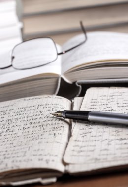 kitap ve masanın üzerindeki birimleri