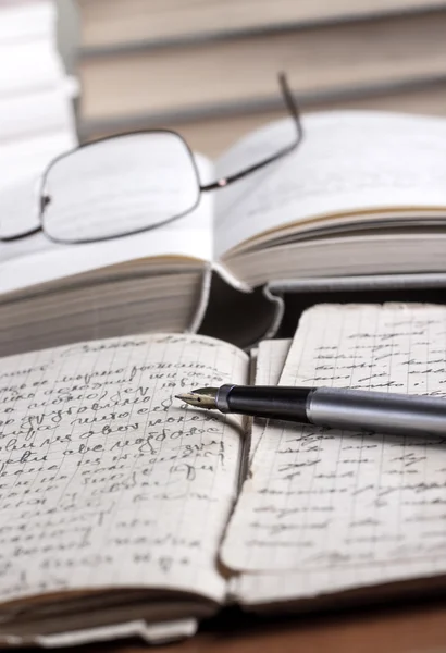 Libros y volúmenes sobre la mesa — Foto de Stock