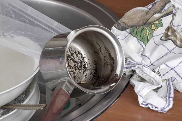 Kirli bulaşıklar lavaboda. — Stok fotoğraf