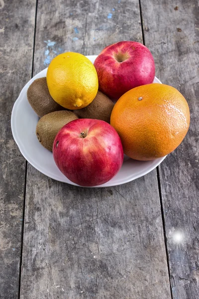 Плоды на столе — стоковое фото