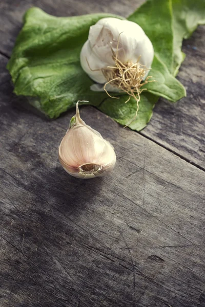 Garlic bulbs and cloves — Stock Photo, Image