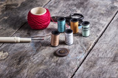 birçok bobin iplik iğne ve düğme