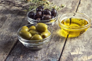 Siyah ve yeşil zeytin