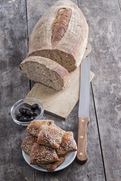 Pão caseiro e scones com azeitonas — Fotografia de Stock