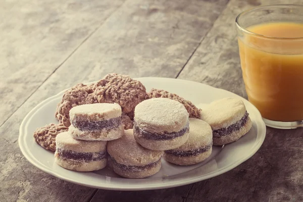 Cookies på plattan — Stockfoto