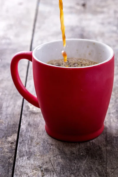 Pouring a Fresh Cup of Brewed Coffee — Stock Photo, Image