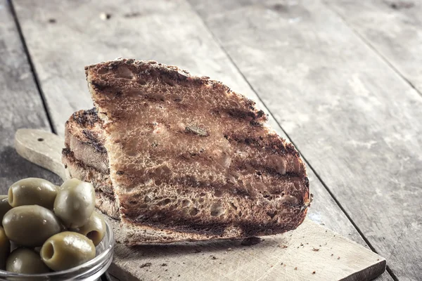 Pan tostado y aceitunas — Foto de Stock