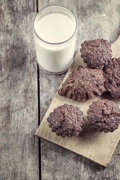 Biscotti e latte — Foto Stock