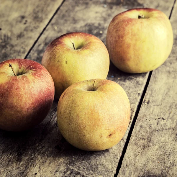 Manzanas maduras en una mesa de madera oscura — Foto de Stock