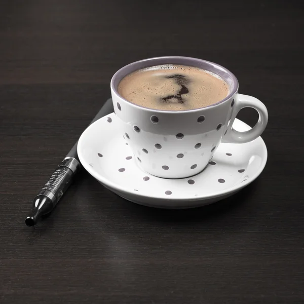 Чашка кави та електронна сигарета на столі — стокове фото