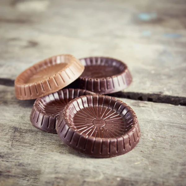 Chokladkaka på ett träbord — Stockfoto