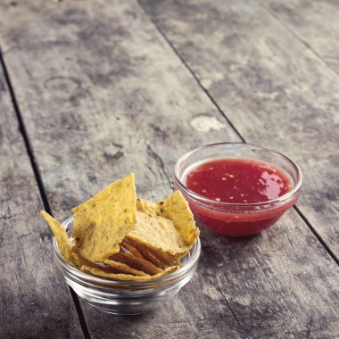 salsa ve tortilla cips kase
