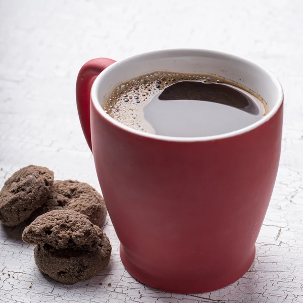 Hrnek červený kávy a soubory cookie — Stock fotografie