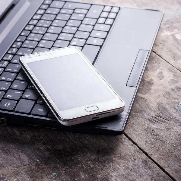 Смартфон и ноутбук — стоковое фото