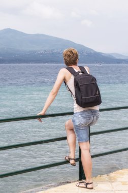 Sırt çantalı kadın.