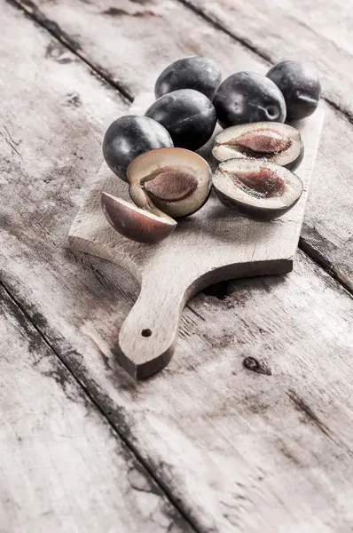 Plums on a wooden kitchen board — Stock Photo, Image