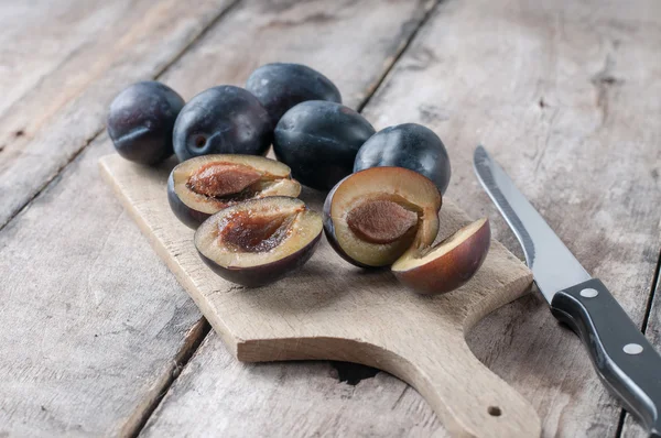 Rijp pruimen voor een plum cake — Stockfoto