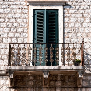 eski duvar balkon ve pencere
