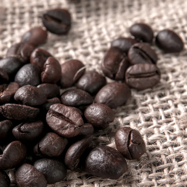 Kaffebönor på duk — Stockfoto