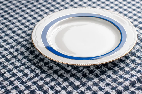 격자 무늬 식탁보와 접시 — 스톡 사진