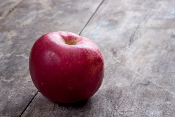 Red apple on a wooden table — Stock Photo, Image