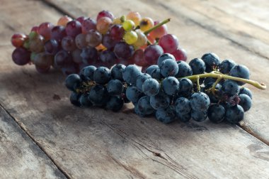 eski ahşap bir masa üzerinde üzüm.