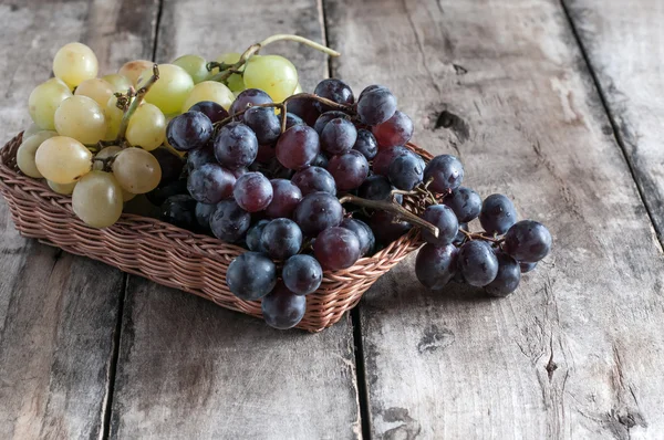 Eski ahşap bir masa üzerinde üzüm — Stok fotoğraf