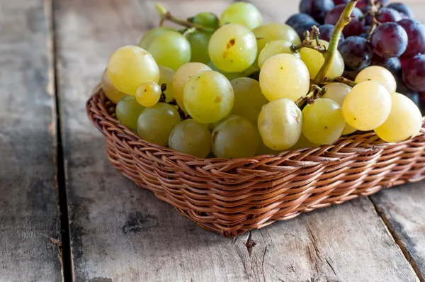 Winogrona na starym drewnianym stołem — Zdjęcie stockowe