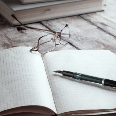 Gözlüklü yaşlı kitap açayım