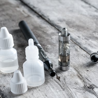 eski ahşap masa üzerinde elektronik sigara