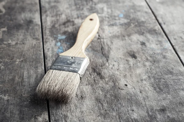 Brosse à peinture sur une surface en bois — Photo