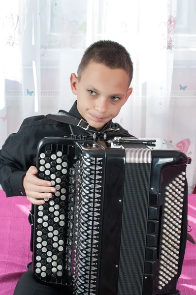 Jovem acordeonista — Fotografia de Stock